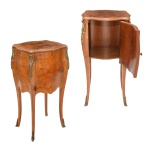 Par de pequenas mesas laterais estilo Louis XV em radica clara, ornadas por pequenos adornos florais em bronze ormolu. Tampos quadrangulares com bordas caneladas e onduladas. Caixas bombées com portas à frente revelando compartimentos internos. Pernas suavemente curvilíneas rematadas por ornamentos dourados. Séc. XX. 67 x 34 x 26 cm. Lote pertencente ao acervo de tradicional família paulistana de Américo Moreira dos Santos e Anella Mafalda Malzoni. Este lote encontra-se na residência em SP e a retirada devera ser feita a partir do endereço com a orientação da organizadora do leilão.