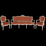 Conjunto estilo Louis XV para sala de estar, com sofá para três lugares e par de poltronas em madeira laqueada em tons marfim, ornamentado por frisos e adornos florais. Encostos recortados e encimados por cachaços vazados em volutas. Braços recurvos apoiados em assentos com frentes arqueadas. Saias onduladas, apoiadas em pernas curvilíneas rematadas por pés de cachimbo. Estofamento em veludo de cor salmão. 99 x 180 x 60 cm (sofá). 92 x 61 x 54 cm (poltronas). Lote pertencente ao acervo de tradicional família paulistana de Américo Moreira dos Santos e Anella Mafalda Malzoni. Este lote encontra-se na residência em SP e a retirada devera ser feita a partir do endereço com a orientação da organizadora do leilão.