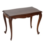 Mesa de centro em madeira lustrada estilo Louis XV. Tampo retangular levemente ondulado, apoiado em saia recortada por fina borda canelada. Pernas curvilíneas rematadas por pés em volutas sobre sapatas.54 x 74 x 44 cm. Lote pertencente ao acervo de tradicional família paulistana de Américo Moreira dos Santos e Anella Mafalda Malzoni. Este lote encontra-se na residência em SP e a retirada devera ser feita a partir do endereço com a orientação da organizadora do leilão.