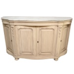 Buffet, aparador com frente reta e laterais chanfradas, em madeira laqueada e patinada em tons de bege. Decoração em estilo neoclássico com frisos, adornos florais e laços. Tampo oblongo em mármore rajado com borda recortada e ondulada. Apresenta quatro portas almofadadas, sendo as da frente ladeadas por colunatas lisas realçadas por ornamentos em alto relevo. Interior com prateleiras. Saia lisa apoiada em pés de bolacha. 102 x 176 x 48 cm. Lote pertencente ao acervo de tradicional família paulistana de Américo Moreira dos Santos e Anella Mafalda Malzoni. Este lote encontra-se na residência em SP e a retirada devera ser feita a partir do endereço com a orientação da organizadora do leilão.