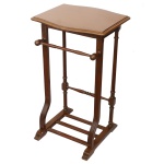 Valet de Chambres de madeira para guarda de roupas e sapatos. Tampo retangular e bordas onduladas. Brasil. Séc. XX. 82 x 49 x 42 cm. Lote pertencente ao acervo de tradicional família paulistana de Américo Moreira dos Santos e Anella Mafalda Malzoni. Este lote encontra-se na residência em SP e a retirada devera ser feita a partir do endereço com a orientação da organizadora do leilão.