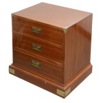Pequena cômoda em mogno, modelo conhecido como Bateau, ornamentada por cantoneiras e puxadores em metal amarelo. Caixa retangular apresentando três gavetas superpostas. Base saliente com borda lisa acompanhando o estilo. 58 x 60 x 40 cm. Lote pertencente ao acervo de tradicional família paulistana de Américo Moreira dos Santos e Anella Mafalda Malzoni. Este lote encontra-se na residência em SP e a retirada devera ser feita a partir do endereço com a orientação da organizadora do leilão.