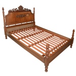 Cama estilo eclético em madeira lustrada. Cabeceira emoldurada de formato retangular com cantos recortados, realçada por adorno floral em alto relevo. Friso superior vazado por volutas centralizando composição estilizada. Quinas ornamentadas por colunatas torneadas e aneladas, rematadas por pés de bolacha. 125 x 204 x 125 cm. Lote pertencente ao acervo de tradicional família paulistana de Américo Moreira dos Santos e Anella Mafalda Malzoni. Este lote encontra-se na residência em SP e a retirada devera ser feita a partir do endereço com a orientação da organizadora do leilão.