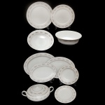 Serviço para jantar de porcelana japonesa. Superfície de fundo branco com borda apresentando decoração floral. No fundo marca da manufatura: Threl Crown China. Constando de 43 peças, sendo: 12 pratos rasos (27 cm), 12 pratos fundos (21 cm), 12 pratos para sobremesa (19 cm), 3 travessas ovais (30 x 41 cm / 26 x 36 cm / 22 x 31 cm), 1 bowl (9 x 15 x 23 cm), 1 saladeira (6 x 24 cm), 1 prato para arroz (31 cm) e 1 sopeira (12 x 30 cm). Lote pertencente ao acervo de tradicional família paulistana de Américo Moreira dos Santos e Anella Mafalda Malzoni.