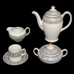 Conjunto de peças para chá de porcelana inglesa. Fundo de superfície branca com larga faixa na cor cinza. No fundo marca da manufatura Saracen. Wood and Sons. England. Constando de: 1 bule (21 x 22 cm), 1 cremeira (7 x 13 cm), 1 açucareiro (10 x 17 cm), 6 xícaras para café com pires (6 x 8 cm / pires 12 cm). Lote pertencente ao acervo de tradicional família paulistana de Américo Moreira dos Santos e Anella Mafalda Malzoni.