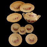 Serviço para jantar de porcelana sem marcas. Superfície na cor caramelo com decoração floral em vermelho. Constando de 42 peças, sendo: 12 pratos rasos (25 cm), 12 pratos fundos (23 cm), 12 pratos para sobremesa (19 cm), 3 travessas ovais (38 x 24 cm / 33 x 21 cm / 29 x 18 cm), 2 saladeiras (7 x 24 cm / 6 x 23 cm) e 1 sopeira (20 x 30 x 19 cm). Lote pertencente ao acervo de tradicional família paulistana de Américo Moreira dos Santos e Anella Mafalda Malzoni.