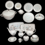 Remanescente de um serviço para jantar em porcelana nacional.  Superfície de fundo branco com decoração floral. No fundo marca da manufatura Porcelana Schmidt Brasil. Constando de 25 peças, sendo: 5 pratos rasos (24 cm), 2 pratos de sobremesa (19 cm), saladeira (7 x 26 cm), sopeira (18 x 32 cm), 2 travessas retangulares (36 cm / 32 cm), 1 prato para arroz (30 cm), 1 prato para servir (27 cm), 1 porta petisco (7 x 25 cm), 1 bule para café (23 x 22 cm), bule para chá (19 x 27 cm), bule para leite (14 x 15 cm), açucareiro (9 x 10 cm), manteigueira (8 x 16 cm / com bicado), cremeira (8 x 15 cm), 1 xícara p/ chá com pires (6 x 12 cm) e 3 pires p/ chá sem a xícara (14 cm) e 1 xícara p/ café sem pires. Lote pertencente ao acervo de tradicional família paulistana de Américo Moreira dos Santos e Anella Mafalda Malzoni.
