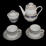 Conjunto de peças para chá de porcelana nacional. Apresentam decoração diferentes. No fundo marcas da manufatura Real. Constando de: bule (17 x 21 cm), açucareiro (10 x 11 cm), 6 xícara p/ chá com pires (6 x 11 cm / pires 14 cm). Lote pertencente ao acervo de tradicional família paulistana de Américo Moreira dos Santos e Anella Mafalda Malzoni.
