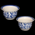 Par de pequenos cachepots decorativos de porcelana chinesa. Superficie de fundo branco apresentando decoração azul e branco. 11 x 18 cm. Lote pertencente ao acervo de tradicional família paulistana de Américo Moreira dos Santos e Anella Mafalda Malzoni.