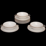Conjunto de 10 taças para consommé com seus pires de porcelana alemã. Superfície de fundo branco com frisos dourados. No fundo marcas da manufatura Bavária, Germany. (5 x 16 cm / 16 cm). Lote pertencente ao acervo de tradicional família paulistana de Américo Moreira dos Santos e Anella Mafalda Malzoni.