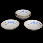Conjunto de 6 pequenos bowls de porcelana. Fundo branco com decoração em azul com flores. No fundo a inscrição: Decorcel. 4 x 14 cm. Lote pertencente ao acervo de tradicional família paulistana de Américo Moreira dos Santos e Anella Mafalda Malzoni.