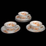 Conjunto de cinco xícaras para chá de porcelana nacional. Superfície branca com decoração floral. No fundo marca da manufatura Real, Brasil. 5 x 11 cm / pires 14 cm. Lote pertencente ao acervo de tradicional família paulistana de Américo Moreira dos Santos e Anella Mafalda Malzoni.