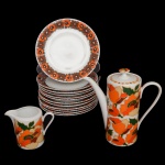 Conjunto de peças de porcelana nacional com decoração floral. Década de 70. No fundo marcas da manufatura: Porcelana Real Brasil e Renner Brasil. Constando de 12 pratos p/ sobremesa (18 cm), 2 pratos para pão (15 cm) de porcelana Renner e bule (19 x 19 cm) e leiteira (9 x 12 cm) de porcelana Real. Lote pertencente ao acervo de tradicional família paulistana de Américo Moreira dos Santos e Anella Mafalda Malzoni.