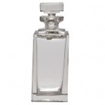 Garrafa para whisky de cristal europeu translucido e liso Formato quadrangular e tampa achatada. Séc. XX. 25 cm. Pequeno bicado na tampa. Lote pertencente ao acervo de tradicional família paulistana de Américo Moreira dos Santos e Anella Mafalda Malzoni.