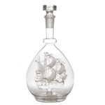 Licoreiro piriforme em cristal soprado liso, ornamentado no interior de seu bojo por escultura representando nau. Gargalo anelado e reto encimado por tampa facetada. 22 cm. Lote pertencente ao acervo de tradicional família paulistana de Américo Moreira dos Santos e Anella Mafalda Malzoni.