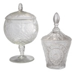 Lote constando de duas compoteiras de cristal europeu translúcidos e apresentando lapidações diferentes. Séc. XX.  28 x 15 cm / 27 x 14 cm. Lote pertencente ao acervo de tradicional família paulistana de Américo Moreira dos Santos e Anella Mafalda Malzoni.