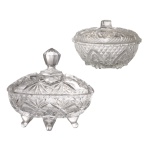 Lote constando de duas compoteiras baixas de cristal europeu translúcidos e apresentando lapidações diferentes. Séc. XX. 18 x 19 x 11 cm e 10 x 13 cm. Lote pertencente ao acervo de tradicional família paulistana de Américo Moreira dos Santos e Anella Mafalda Malzoni.