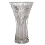 Vaso de cristal europeu translucido. Apresenta formato de cone e lapidação com estrelas e raiados. 25 cm. Leve bicado na borda. Lote pertencente ao acervo de tradicional família paulistana de Américo Moreira dos Santos e Anella Mafalda Malzoni.