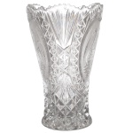 Vaso de cristal europeu translucido. Apresenta formato de cone, lapidação com elementos geométricos e raiados. Borda com movimentos ondulados e serrilhados. 26 cm. Lote pertencente ao acervo de tradicional família paulistana de Américo Moreira dos Santos e Anella Mafalda Malzoni.