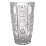 Vaso de cristal europeu translúcido. Apresenta lapidação estrelares e borda com movimentos ondulados e serrilhado. Séc. XX. 29 cm. Lote pertencente ao acervo de tradicional família paulistana de Américo Moreira dos Santos e Anella Mafalda Malzoni.