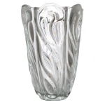 Vaso de cristal translucido e moldado apresentando movimentos retorcidos e ondulados. 30 cm. Lote pertencente ao acervo de tradicional família paulistana de Américo Moreira dos Santos e Anella Mafalda Malzoni.