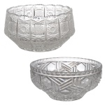 Lote constando de dois centros de mesa ou saladeiras de cristal europeu translúcidos e lapidado. 12 x 20 cm / 10 x 20 cm. Lote pertencente ao acervo de tradicional família paulistana de Américo Moreira dos Santos e Anella Mafalda Malzoni.