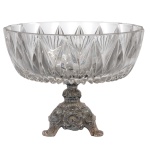 Centro de mesa em cristal translucido e lapidado em facetas apoiado em base de metal de forma triangular. 18 x 23 cm. Lote pertencente ao acervo de tradicional família paulistana de Américo Moreira dos Santos e Anella Mafalda Malzoni.