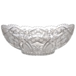 Centro de mesa de formato oblongo de cristal europeu translucido. Apresenta lapidação com decoração estrelares e borda com serrilhado. Séc. XX. 12 x 31 x 17 cm. Lote pertencente ao acervo de tradicional família paulistana de Américo Moreira dos Santos e Anella Mafalda Malzoni.