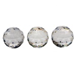 Swarovski  Coleção de três pesos de papel em cristal multifacetado. Apresenta lapidação diamond. A cor de um cristal muda de acordo com a forma com que a luz interage com seus elementos. 5 x 6 cm. Lote pertencente ao acervo de tradicional família paulistana de Américo Moreira dos Santos e Anella Mafalda Malzoni.
