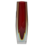 Vaso solifleur de cristal de Murano predominando a cor rubi. Séc. XX. 29 cm. Lote pertencente ao acervo de tradicional família paulistana de Américo Moreira dos Santos e Anella Mafalda Malzoni.