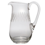 Jarra para água de cristal translucido. Apresenta decoração com folhagens estilizadas no bojo. 22 cm. Lote pertencente ao acervo de tradicional família paulistana de Américo Moreira dos Santos e Anella Mafalda Malzoni.