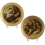 Par de pratos circulares de porcelana europeia decorado em policromia e ouro com cena representando crianças contando moedas e frutos e crianças com frutos e cachorro. 30 cm. Lote pertencente ao acervo de tradicional família paulistana de Américo Moreira dos Santos e Anella Mafalda Malzoni.
