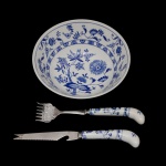 Conjunto de bowl e par de talheres de servir de porcelana chinesa apresentando decoração em azul e branco. No fundo as inscrições: Blue Elbe by Sanseo. 7 x 18 cm (bowl); 20 cm (garfo trinchante); 22 cm (faca trinchante). Lote pertencente ao acervo de tradicional família paulistana de Américo Moreira dos Santos e Anella Mafalda Malzoni.
