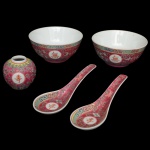 Conjunto de cinco peças de porcelana chinesa apresentando decoração predominando fundo vermelho com detalhes em amarelo, verde e azul. No fundo marcado Made in China. Constando de: 2 bowls (6 x 11 cm), 2 colheres (14 cm) e 1 solifleur (5 x 5 cm). Lote pertencente ao acervo de tradicional família paulistana de Américo Moreira dos Santos e Anella Mafalda Malzoni.