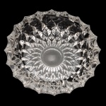 Cinzeiro de cristal europeu translucido e lapidado. Formato circular com bordas em bicos. 5 x 18 cm. Lote pertencente ao acervo de tradicional família paulistana de Américo Moreira dos Santos e Anella Mafalda Malzoni.