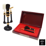 MFS  Design Pierre Murat. Conjunto para toilette masculino na cor preta com corpo e base com detalhes dourado. Composto de Suporte para apoio de Barbeador, Pincel e Escova de dentes (20 x 7 cm) e estojo com pincel e porta lâmina de barbear. 4 x 21 x 13 cm (medida do estojo). Peça nova sem uso. MFS tradicional fabricante de joias de elevado padrão de qualidade, reuniu técnica, talento e beleza artesanal. A experiencia e o pioneirismo no ramo joalheiro permitiram a criação de Produtos Finos para presentes que possuem componentes banhados a ouro 14 Quilates e as cores são resultado do aprimoramento da técnica revestida a fogo e da qualidade MFS. Lote pertencente ao acervo de tradicional família paulistana de Américo Moreira dos Santos e Anella Mafalda Malzoni.