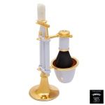 MFS  Design Pierre Murat. Conjunto para toilette na cor branca, com corpo e base com detalhes dourado. Composto de Pincel, Barbeador e Escova de dentes. 18 x 9 cm. Peça nova sem uso. MFS tradicional fabricante de joias de elevado padrão de qualidade, reuniu técnica, talento e beleza artesanal. A experiencia e o pioneirismo no ramo joalheiro permitiram a criação de Produtos Finos para presentes que possuem componentes banhados a ouro 14 Quilates e as cores são resultado do aprimoramento da técnica revestida a fogo e da qualidade MFS. Lote pertencente ao acervo de tradicional família paulistana de Américo Moreira dos Santos e Anella Mafalda Malzoni.