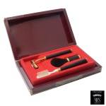 MFS  Design Pierre Murat. Conjunto para toilette de viagem na cor preta, com corpo e base com detalhes dourado. Composto de Pincel, Barbeador e Escova de dentes. 4 x 21 x 13 cm. Peça nova sem uso. MFS tradicional fabricante de joias de elevado padrão de qualidade, reuniu técnica, talento e beleza artesanal. A experiencia e o pioneirismo no ramo joalheiro permitiram a criação de Produtos Finos para presentes que possuem componentes banhados a ouro 14 Quilates e as cores são resultado do aprimoramento da técnica revestida a fogo e da qualidade MFS. Lote pertencente ao acervo de tradicional família paulistana de Américo Moreira dos Santos e Anella Mafalda Malzoni.