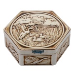 Caixa de cerâmica policromada. Formato hexagonal apresentando decoração com aves diversas. No funcho selo com as inscrições: Ceramart 1980 Especial. Peça provavelmente oferecida em eventos da Wolkswagem. 6 x 14 cm. Lote pertencente ao acervo de tradicional família paulistana de Américo Moreira dos Santos e Anella Mafalda Malzoni.