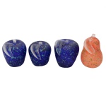 Conjunto de quatro peças na forma de frutos de vidro artístico de Murano. No fundo de uma delas selo da Cristaes de Murano S.A.  Hecho in Mexico. 10 cm (maior). 7 cm (menor). Uma com pequeno bicado. Lote pertencente ao acervo de tradicional família paulistana de Américo Moreira dos Santos e Anella Mafalda Malzoni.