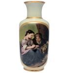 Vaso em porcelana europeia, de formato balaústre, decorado em policromia e ouro com cena representando casal de jovens contando moedas. Bojo reto encimado por gargalo em corneta. 36 x 15 cm / bocal 11 cm. Lote pertencente ao acervo de tradicional família paulistana de Américo Moreira dos Santos e Anella Mafalda Malzoni.
