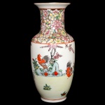 China Moderna - Vaso de formato balaústre com borda revirada em porcelana chinesa policromada, ornado por cena de jardim com galos e galinhas. Gargalo em corneta realçado por composição floral. Sob a base, marca de fabricação e selo da Casa Castro  Shopping Ibirapuera  São Paulo. 26 x 11 cm. Lote pertencente ao acervo de tradicional família paulistana de Américo Moreira dos Santos e Anella Mafalda Malzoni.