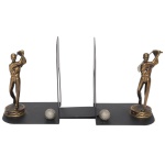 "Serre-livres" em bronze patinado e dourado, em representação de Jogadores de Golf. Séc. XX. 14 x 17 x 9 cm (cada escultura). Lote pertencente ao acervo de tradicional família paulistana de Américo Moreira dos Santos e Anella Mafalda Malzoni.