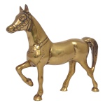 AMÉRICO M. DOS SANTOS (Portugal,1931  São Paulo, Brasil, 1992)   Escultura de bronze dourado e patinado representando cavalo em postura de cavalgada. 16 x 18 x 5 cm.Português de origem, sediado no Brasil desde 1953 foi um dos mais importantes artistas e empresários do ramo da joalheria no Brasil. Criador de belíssimas peças de bronze e design exclusivo espalhadas pelas vitrines das maiores joalherias do país. Como diretor atuante da Ajesp (Associação dos joalheiros do Estado de São Paulo) alcançou notoriedade absoluta no mercado como um grande empreendedor, ousado e sonhador. Lote pertencente ao acervo de tradicional família paulistana de Américo Moreira dos Santos e Anella Mafalda Malzoni.