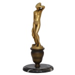 AMÉRICO M. DOS SANTOS (Portugal,1931 - São Paulo, Brasil, 1992) - Escultura de bronze dourado e patinado representando figura feminina nua. Base de mármore circular. 21 cm. Base apresentando bicado. Português de origem, sediado no Brasil desde 1953 foi um dos mais importantes artistas e empresários do ramo da joalheria no Brasil. Criador de belíssimas peças de bronze e design exclusivo espalhadas pelas vitrines das maiores joalherias do país. Como diretor atuante da Ajesp (Associação dos joalheiros do Estado de São Paulo) alcançou notoriedade absoluta no mercado como um grande empreendedor, ousado e sonhador. Lote pertencente ao acervo de tradicional família paulistana de Américo Moreira dos Santos e Anella Mafalda Malzoni.