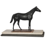 RENE GENOUD. Escultura em bronze patinado representando cavalo de corrida da raça Puro Sangue Inglês. Base retangular assentada em peanha dupla e lisa, uma em mármore branco, a outra em granito cinza. Assinada. 27.5 x 36 x 9 cm (escultura). 2 x 48 x 12 (base). Lote pertencente ao acervo de tradicional família paulistana de Américo Moreira dos Santos e Anella Mafalda Malzoni.