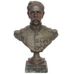 J GARNIER - Escultura em bronze patinado representando busto de Floriano Peixoto, apoiado em pedestal circular e base quadrangular sobre peanha em granito rajado. 34 x 24 x 12 cm (escultura). 2 x 12 x 12 cm (base). Base com bicados. Lote pertencente ao acervo de tradicional família paulistana de Américo Moreira dos Santos e Anella Mafalda Malzoni.