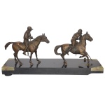 Grupo escultórico em bronze patinado, representando dois jogadores de polo. Base retangular em granito preto com quinas triangulares em ónix verde água. 25 x 50 x 14 cm. Base apresentando quebrado em uma das pontas. Falta um dos pés. Lote pertencente ao acervo de tradicional família paulistana de Américo Moreira dos Santos e Anella Mafalda Malzoni.