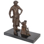 Escultura em bronze patinado representando ferreiro em seu ofício. Base retangular em granito preto. Pequeno bicado na ponta da base. 31 x 30 x 15 cm. Lote pertencente ao acervo de tradicional família paulistana de Américo Moreira dos Santos e Anella Mafalda Malzoni.