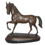 Escultura em bronze patinado representando cavalo. Base oblonga com assinatura do artista. 41 x 42 x 18 cm. Lote pertencente ao acervo de tradicional família paulistana de Américo Moreira dos Santos e Anella Mafalda Malzoni.
